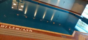 Leerer Swimmingpool im Hotel